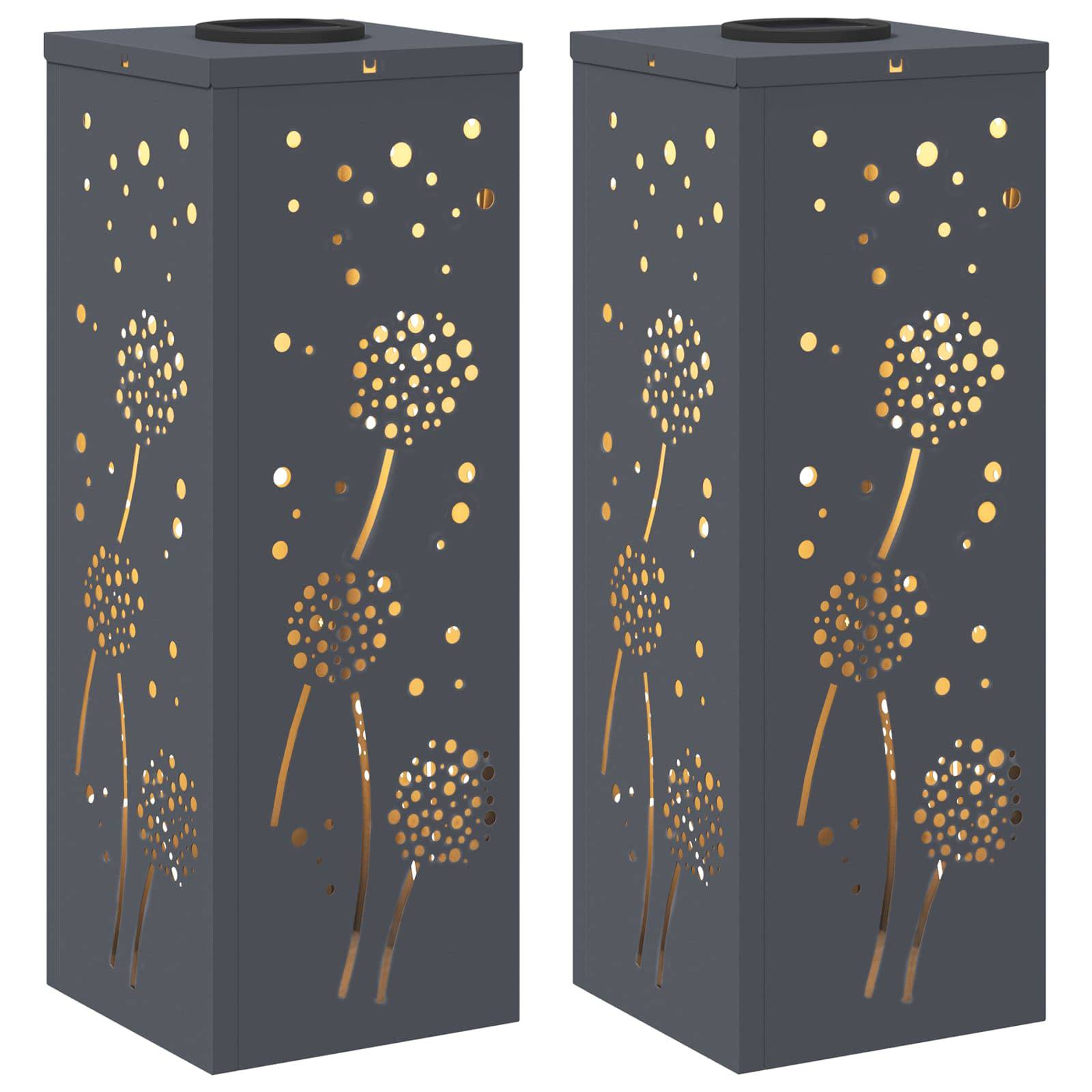 Zwei hohe, rechteckige, dunkel gefärbte Laternen mit Sternensturm- und floralen Ausschnittsmustern, die es dem Licht ermöglichen, hindurchzuscheinen, vor einem schlichten Hintergrund.