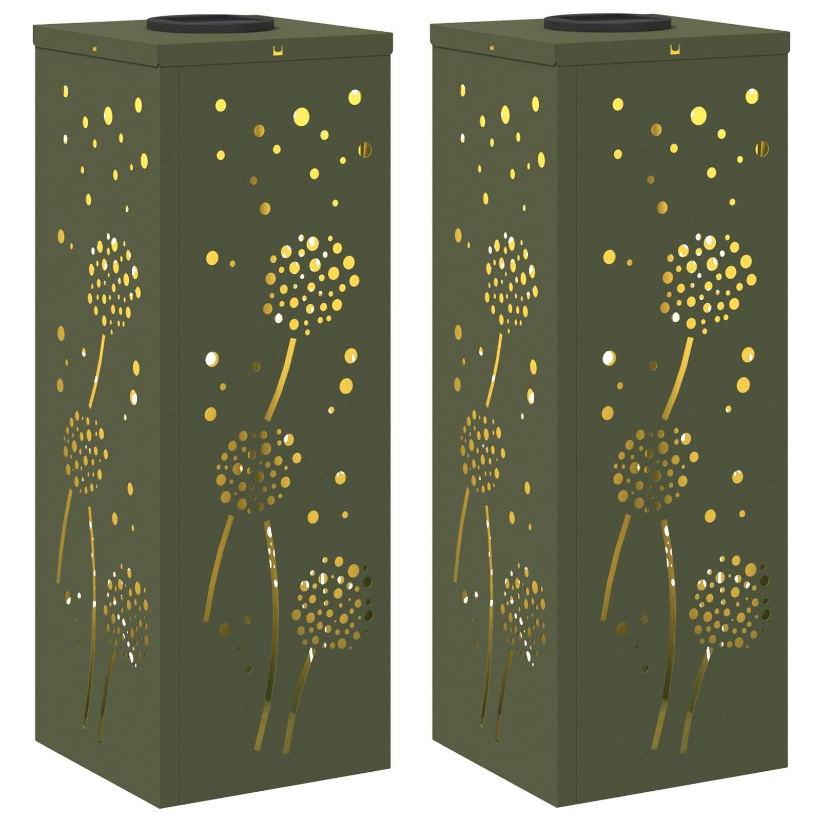 Zwei olivgrüne Laternen mit ausgeschnittenen Blumenmustern, die es dem Licht ermöglichen, durchzuscheinen und bei Beleuchtung ein dekoratives Muster zu erzeugen.