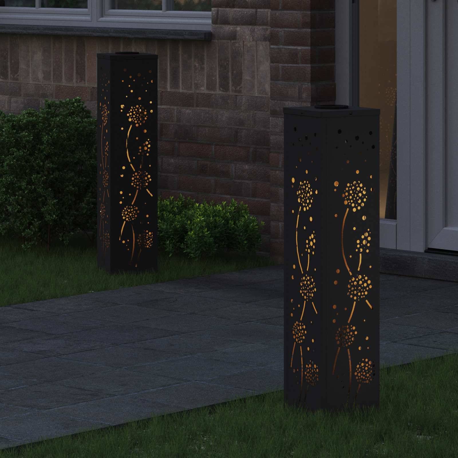 Gartenbeleuchtung im Freien mit Blumenmustern erhellt einen Gehweg neben einem Backsteingebäude und schafft eine dekorative und einladende Atmosphäre.