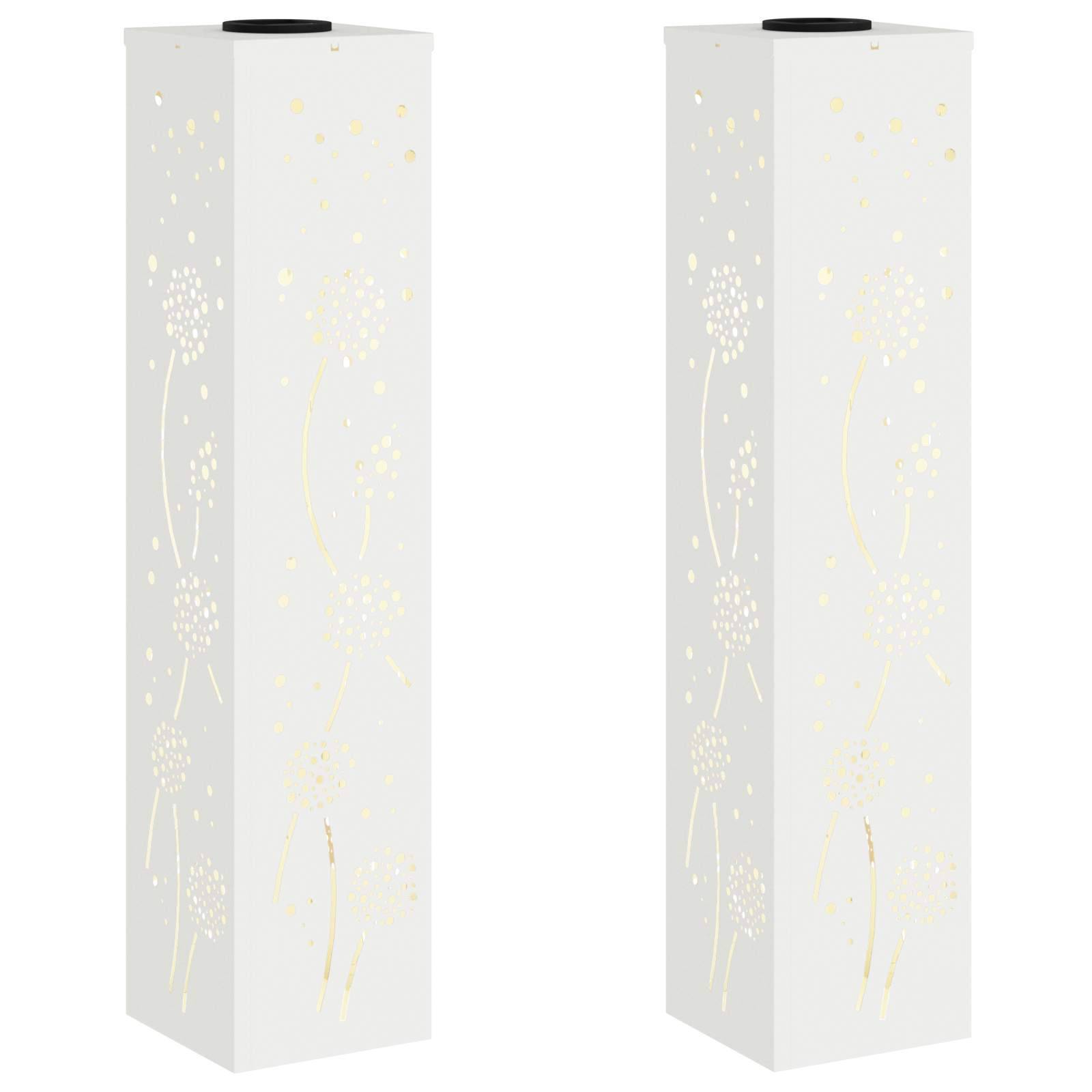 Zwei hohe, weiße, rechteckige Laternen mit feinen Blumenausschnitten, konzipiert für stimmungsvolles Ambiente-Licht.