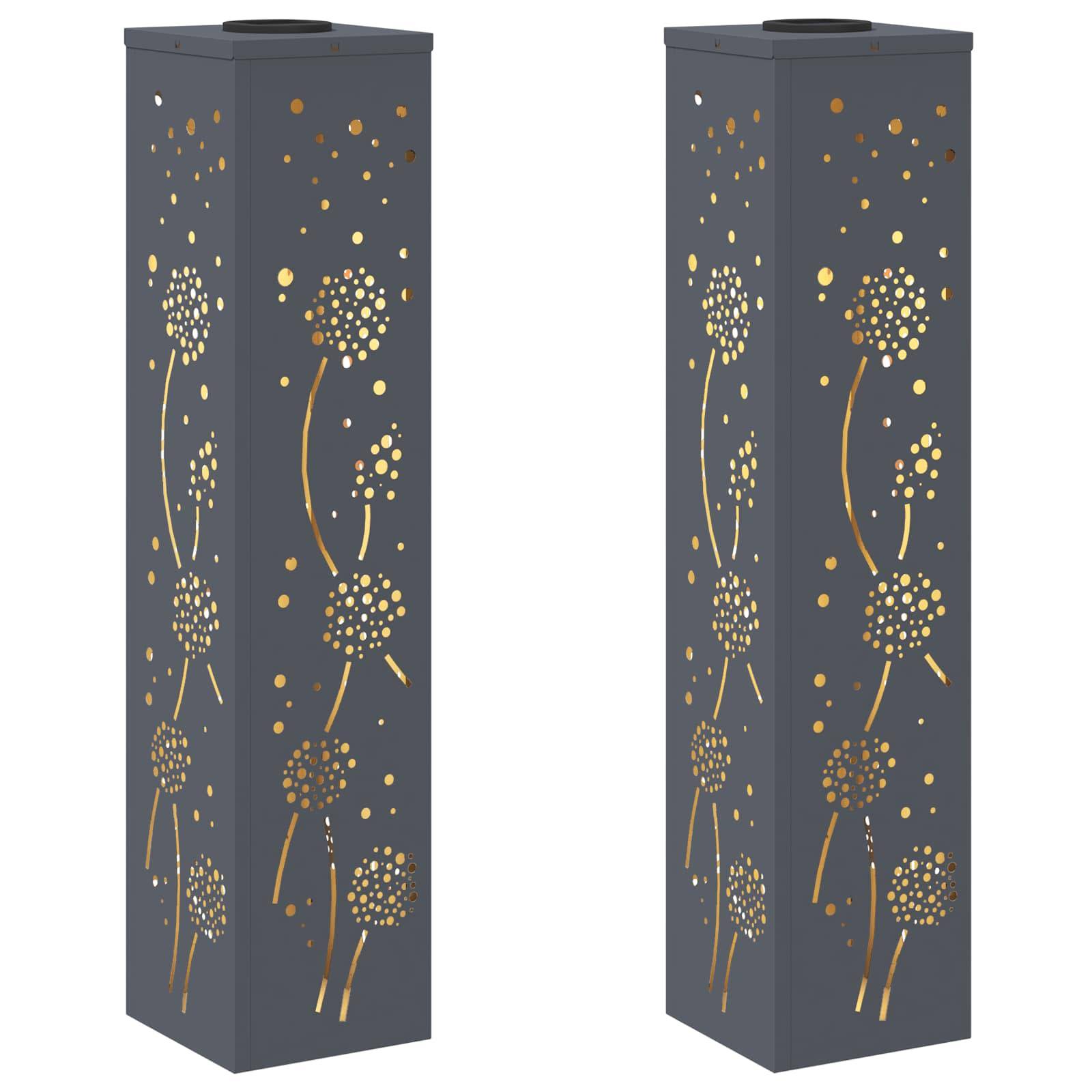 Zwei hohe, rechteckige, dunkel gefärbte Säulen mit goldenen Blumenmustern.