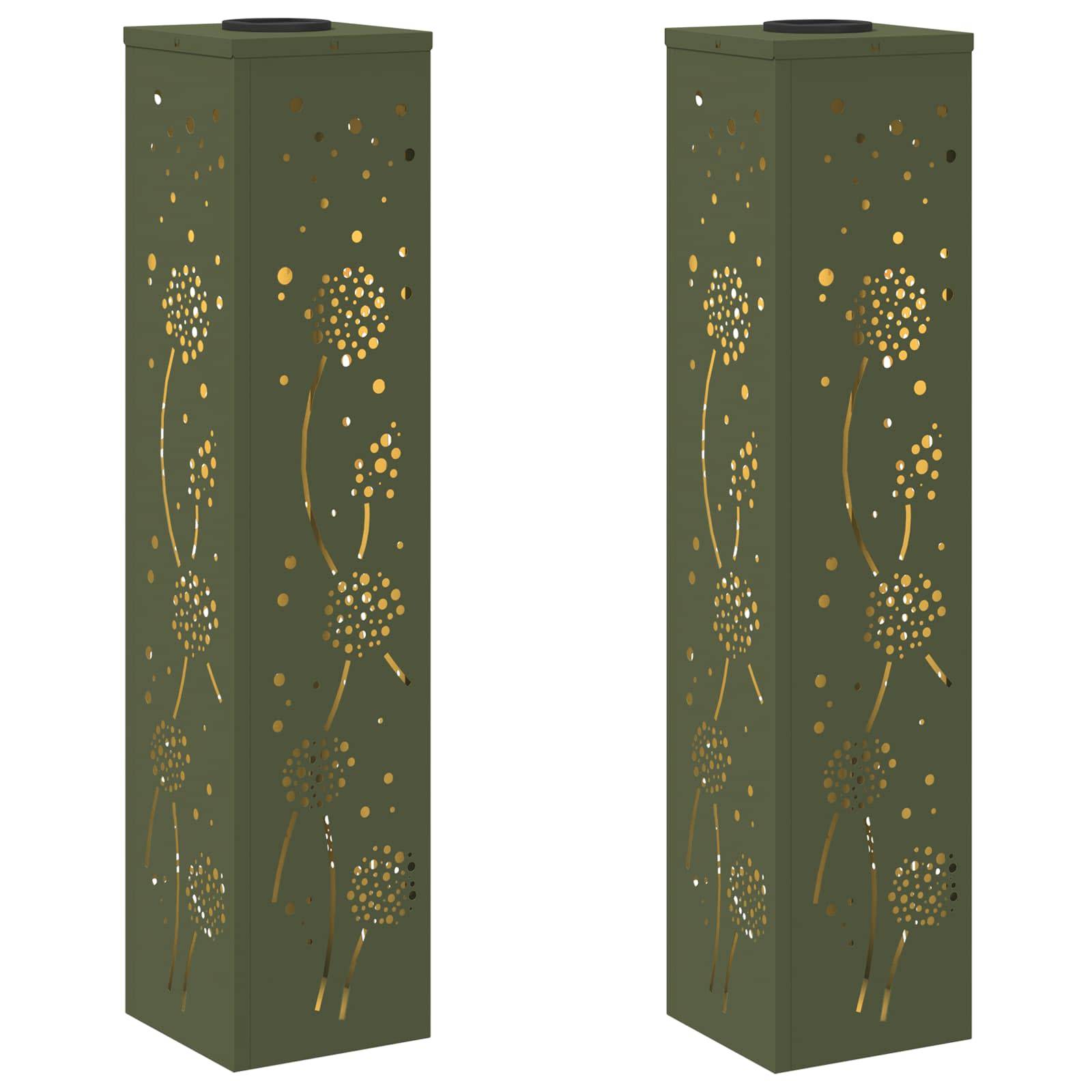 Zwei hohe, grüne Metalllaternen mit floralen Ausschnittdesigns, die es dem Licht ermöglichen, hindurchzuscheinen. Geeignet für Außendekoration oder Gartennutzung.