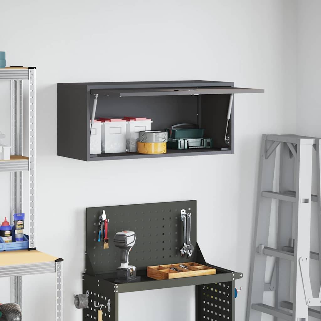 Garagenwand mit einem schwarzen Hängeschrank zum Hochklappen und einer Lochblechplatte-Werkbank mit Werkzeugen, daneben Regale und eine Stehleiter.