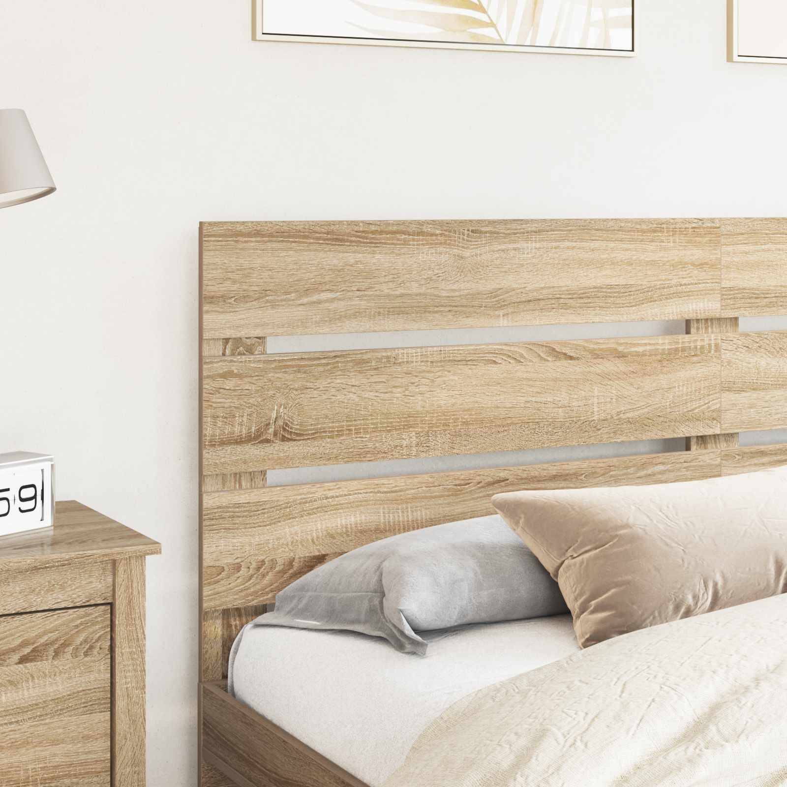 Holzbett mit passendem Kopfteil und Nachttisch. Die neutral gefärbte Bettwäsche umfasst graue und beige Kissen und ist in einem minimalistischen Zimmer angeordnet.
