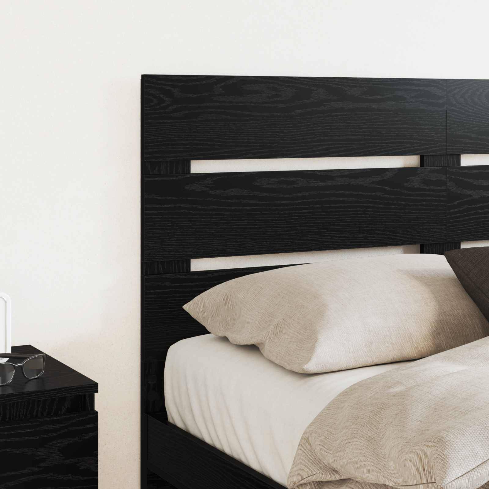 Ein ordentlich gemachtes Bett mit weißen Kissen und einer beigen Decke in einem Zimmer mit Holzkopfteil. Ein kleiner Nachttisch steht daneben.
