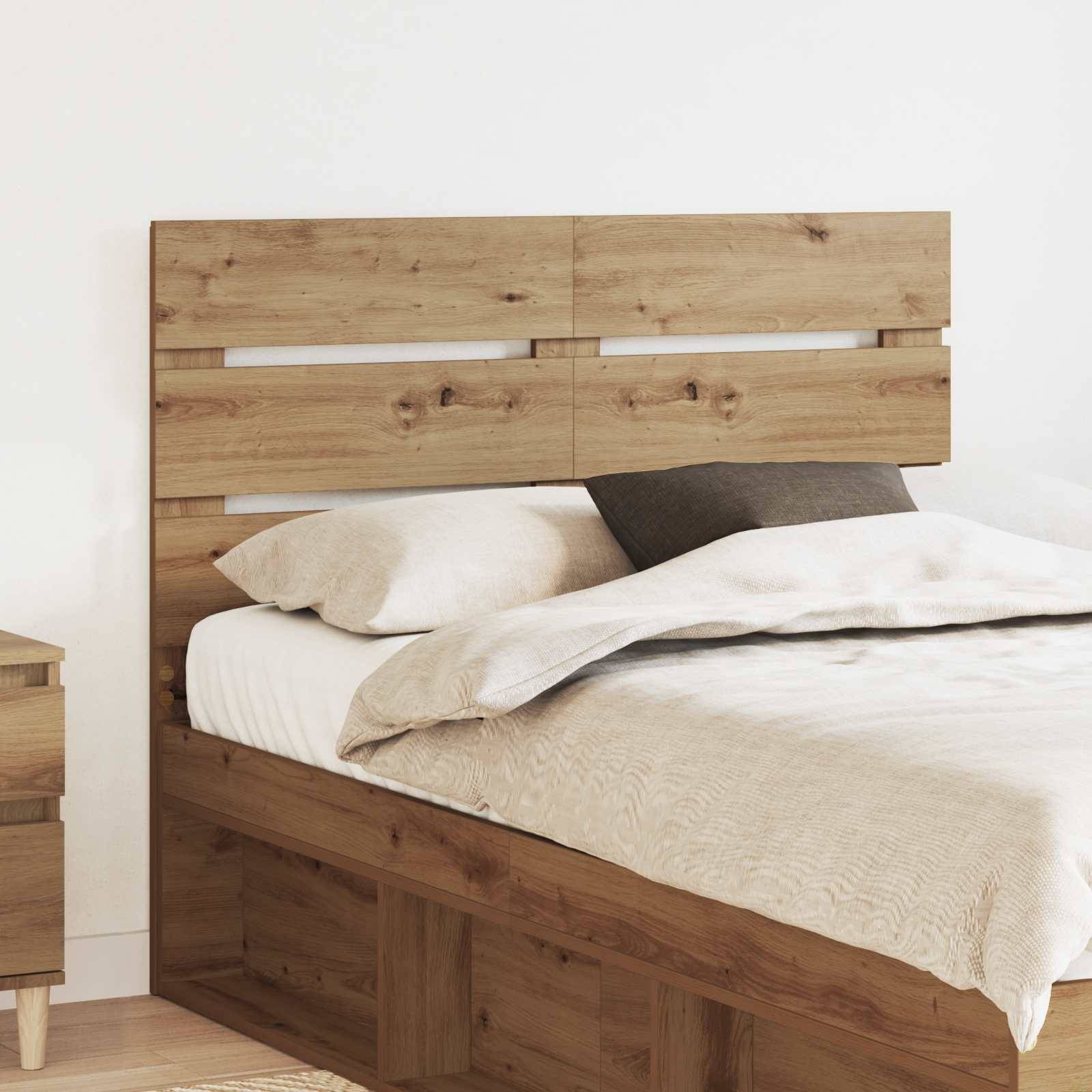 Ein Holzbett mit Kopfteil aus Latten, weiße Bettwäsche und ein hölzerner Nachttisch, was eine gemütliche Schlafzimmereinrichtung suggeriert.