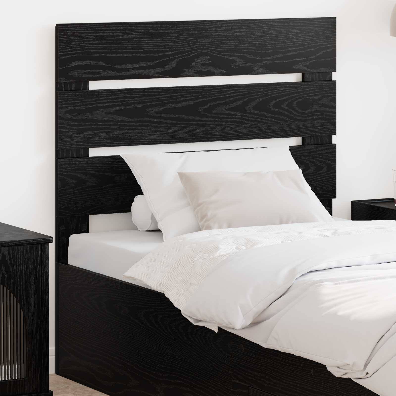 Ein ordentlich gemachtes Bett mit weißer Bettwäsche und Kissen, das ein dunkelholzernes Kopfteildesign aufweist, steht in einem modernen, minimalistischen Schlafzimmer.