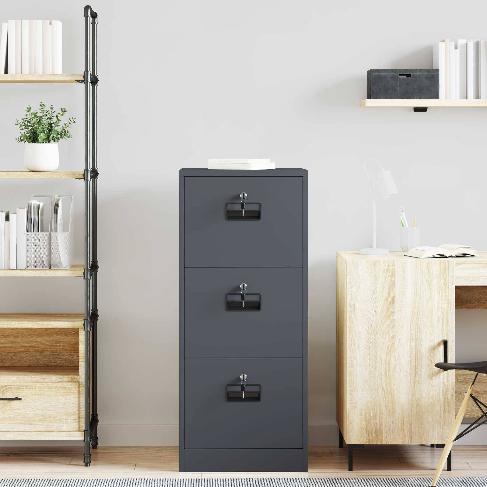 Minimalistisches Büro mit einem dunkelgrauen dreigliedrigen Aktenschrank, der zwischen Regalen, einem Schreibtisch und Lagerstellen zentral positioniert ist.