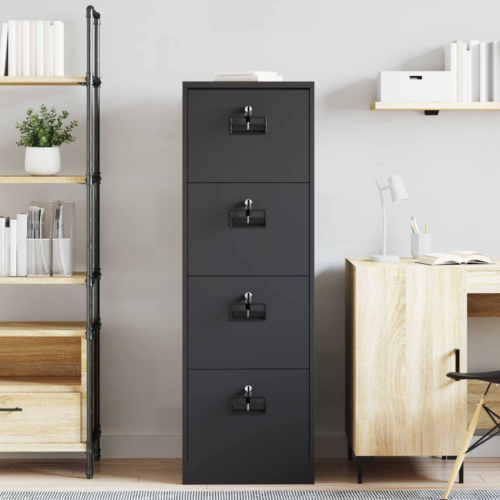 Eine moderne Büroeinrichtung mit einem schwarzen Aktenschrank in der Mitte, einem Metallregal mit Büchern und Pflanzen auf der linken Seite und einem Holzschreibtisch auf der rechten Seite.