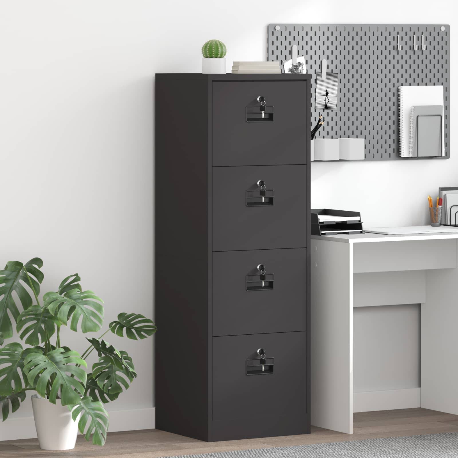 Schwarzer Aktenschrank mit vier Schubladen neben einem weißen Schreibtisch, einer Pflanze und einem Spiegel. Geeignet für eine Heimatbüro-Einrichtung.