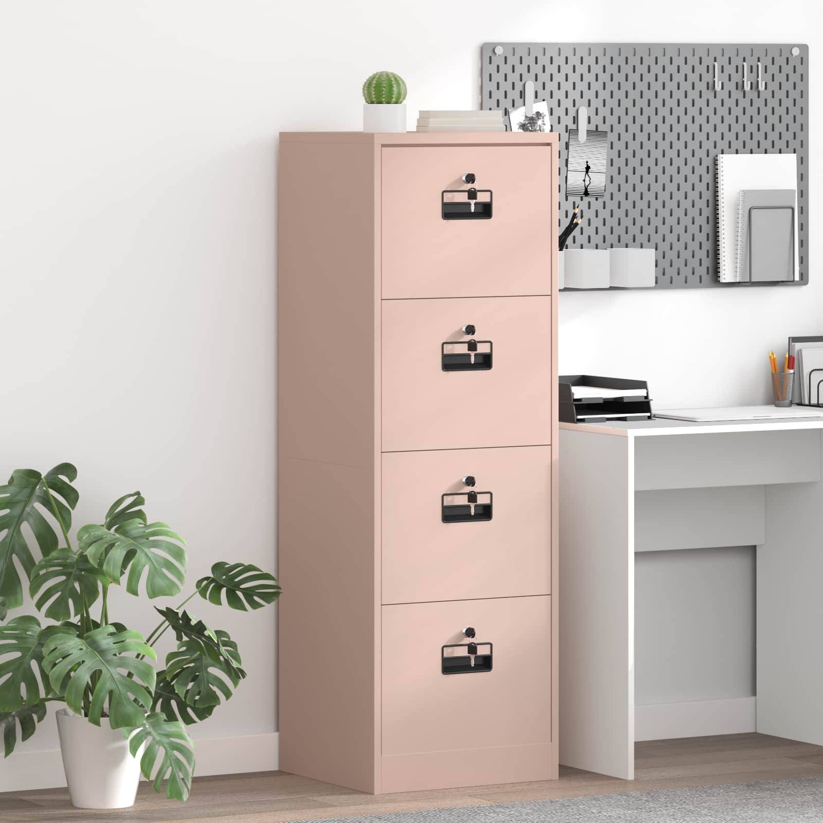 Ein rosa Aktenschrank mit vier Schubladen steht neben einem weißen Schreibtisch. Eine Pflanze und ein Pinnwand mit Papieren hängen an der Wand in der Nähe.