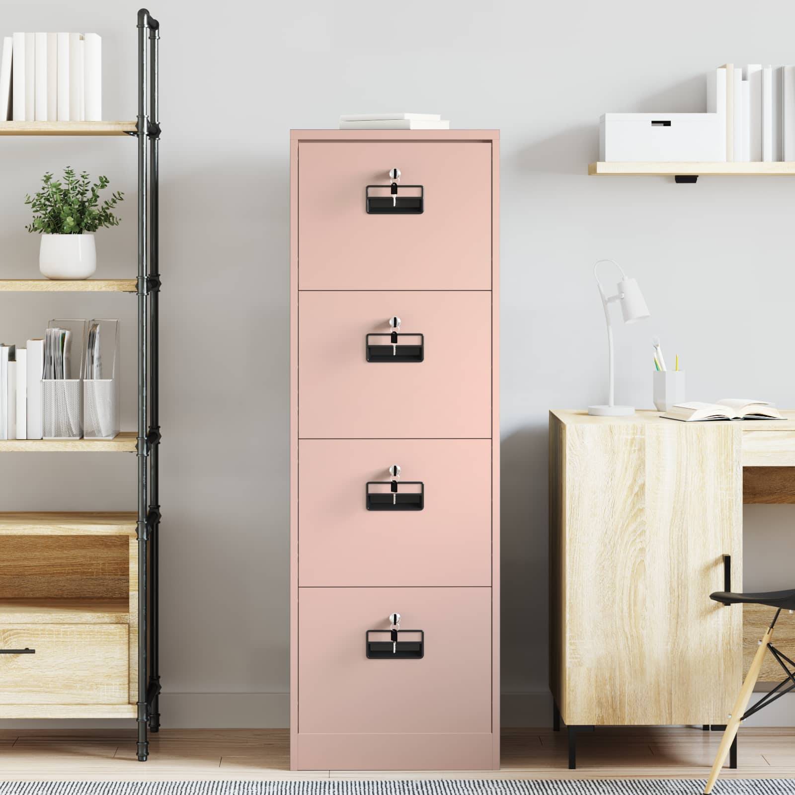 Ein rosa Aktenschrank mit vier Schubladen steht zwischen einem Holzschreibtisch und einem schwarzen Regalsystem mit Büchern und einer Topfpflanze.