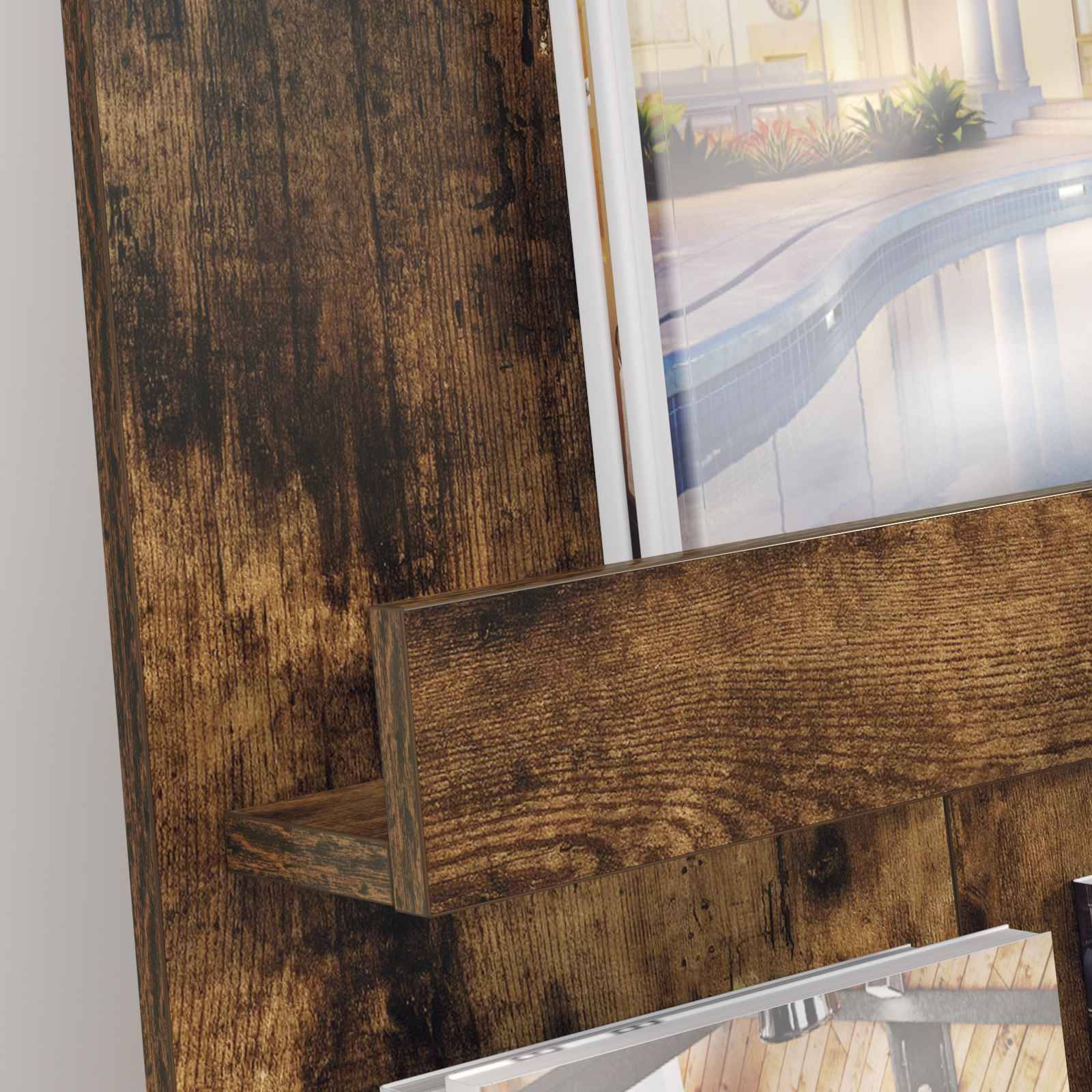 Eine Fotoausstellung mit einem Holzrahmen, die ein Bild eines modernen Poolbereichs präsentiert und luxuriöses Outdoor-Leben hervorhebt.