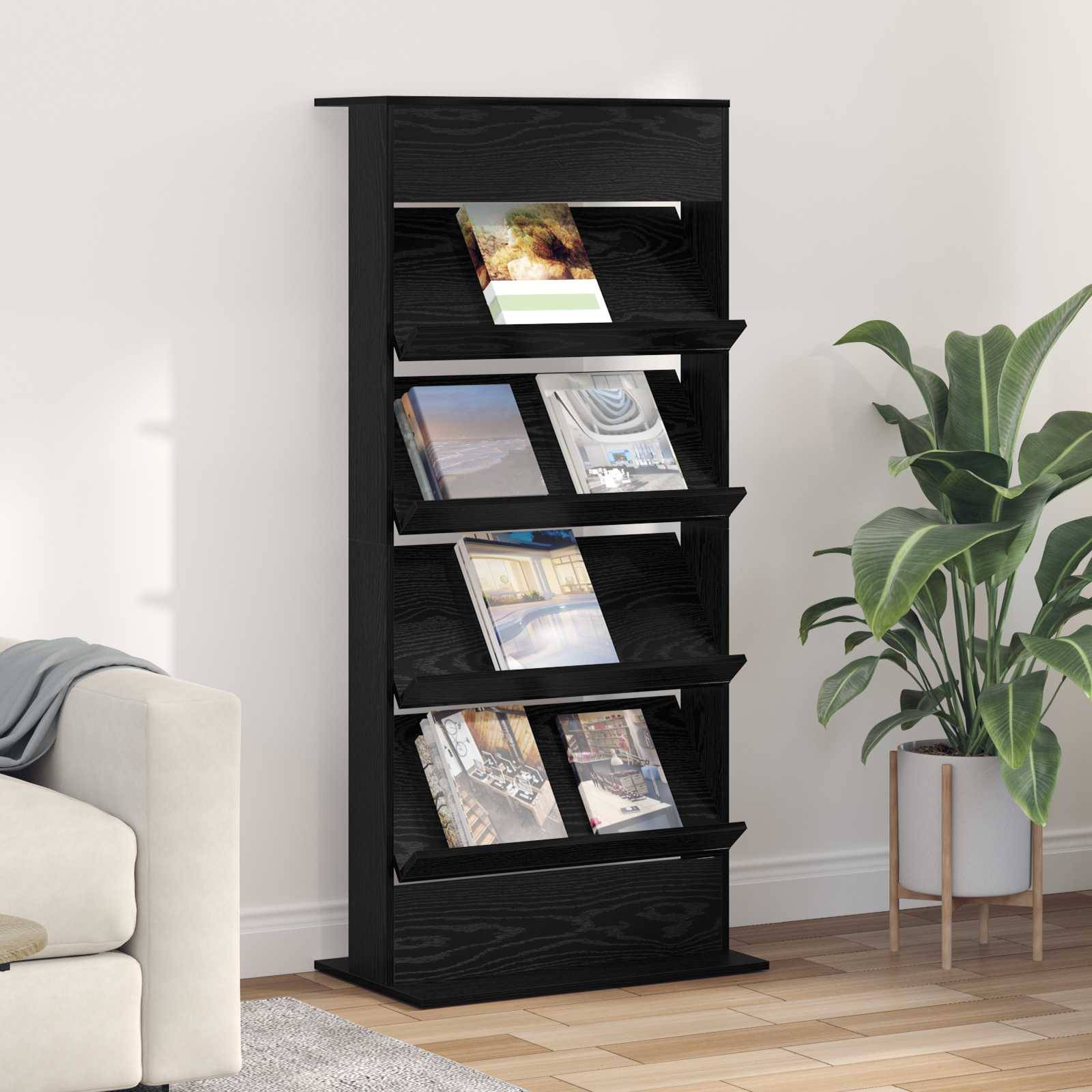 Ein modernes schwarzes Bücherregal mit verschiedenen Büchern und Zeitschriften, neben einer weißen Wand und einer grünen Pflanze, mit einem beigen Sofa in der Nähe.