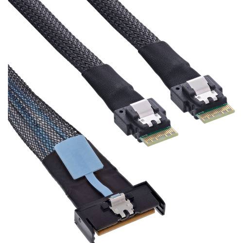 Nahaufnahme von zwei SAS-Kabeln mit Anschlüssen, die schwarze geflochtene Ummantelungen und metallische Enden aufweisen und für die Hochgeschwindigkeits-Datenübertragung in Speicherarrays entwickelt wurden.