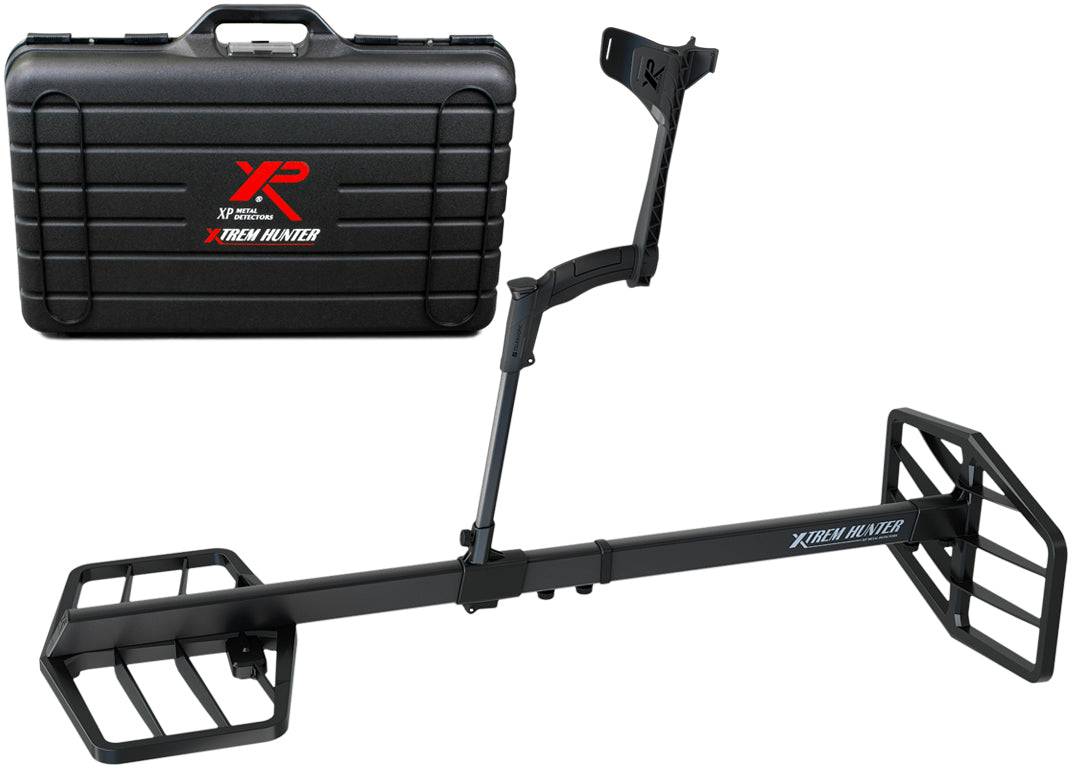 Ein schwarzer Metallsuchgerät mit einem ergonomischen Armaufleger, mit dem Logo 'XP XTech Hunter' in Rot und Weiß, neben einer schwarzen Transporttasche.