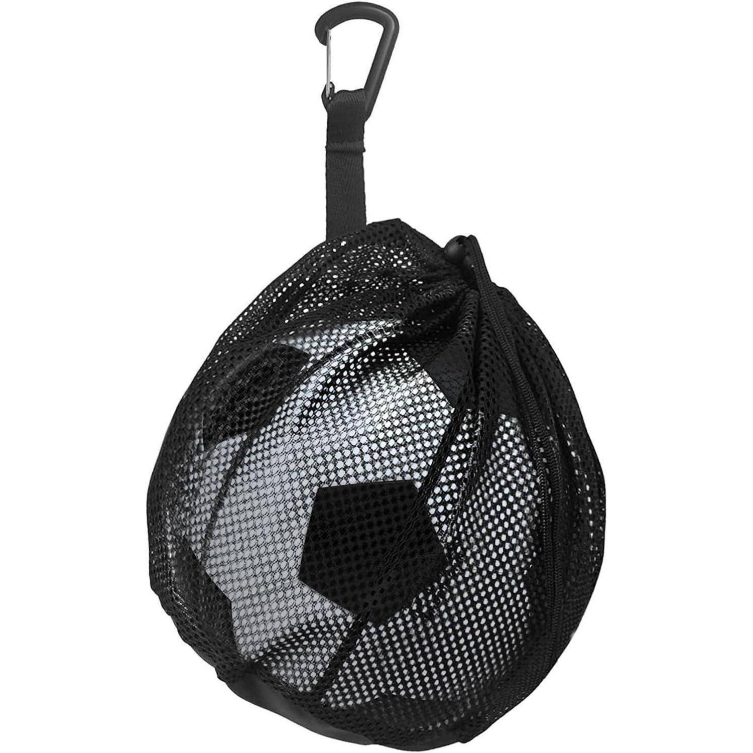 Ein Fußball in einer schwarzen Netztasche mit Klemmgriff, der frei hängt.