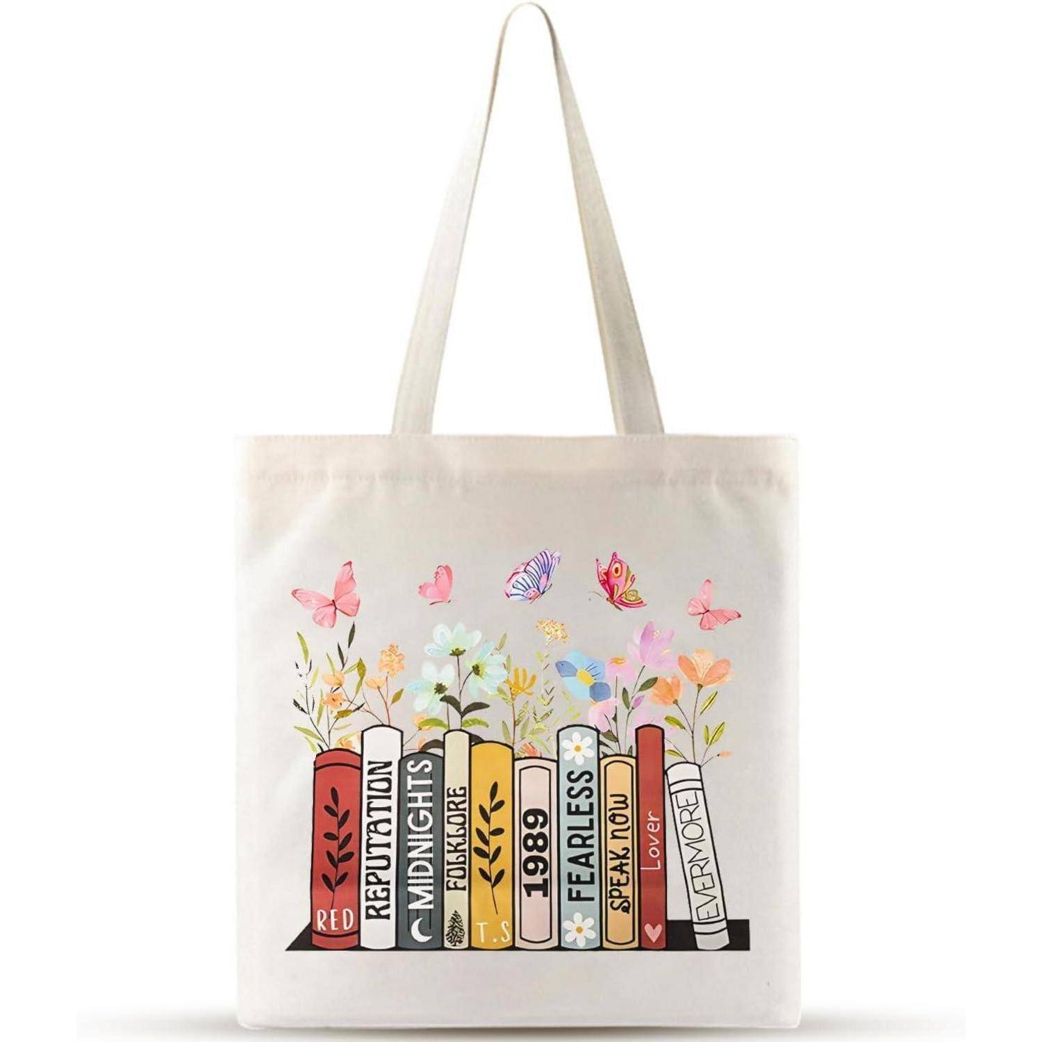 Eine weiße Tragetasche mit farbenfroh illustrierten Büchern, die jeweils Wörter wie ‚Rot', ‚Reputation', ‚Furchtlos' tragen, umgeben von Blumen und Schmetterlingen.