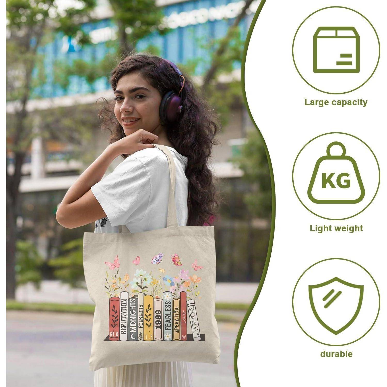 Eine Person mit Kopfhörern steht im Freien und hält eine beige Tragetasche mit bunten Buchdesigns. Icons heben die Eigenschaften der Tasche hervor: ‚Großes Fassungsvermögen', ‚Leicht', ‚Strapazierfähig'.