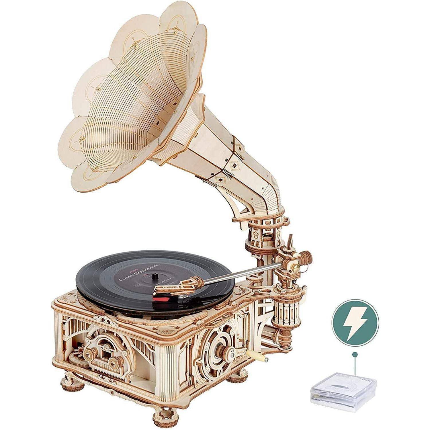 Ein Grammophon im Steampunk-Stil aus Holz mit großer Trichterform und kunstvollen Details, das mit einem Ladungssymbol gezeigt wird und damit auf Funktionalität hindeutet.