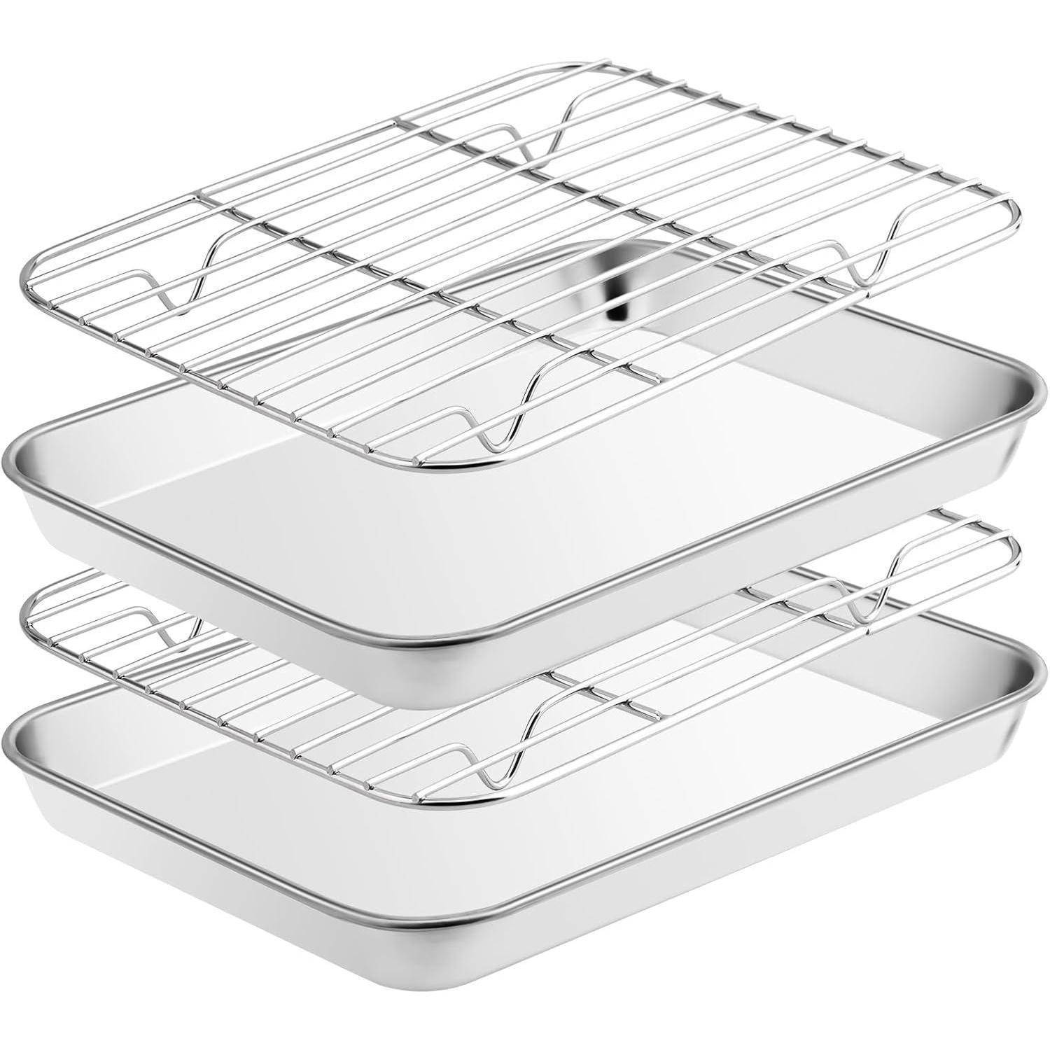 Drei stapelbare Edelstahl-Backbleche und -Roste, entwickelt für effizientes Kochen und Abkühlen.