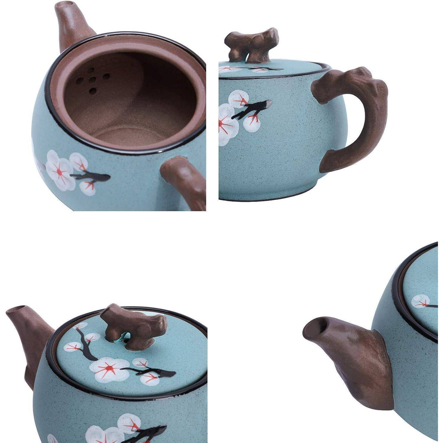 Blauer Teekannen mit Kirschblüten-Design, braunem Griff und Deckel. Der Deckel verfügt über einen zweigartigen Griff zum einfachen Öffnen.