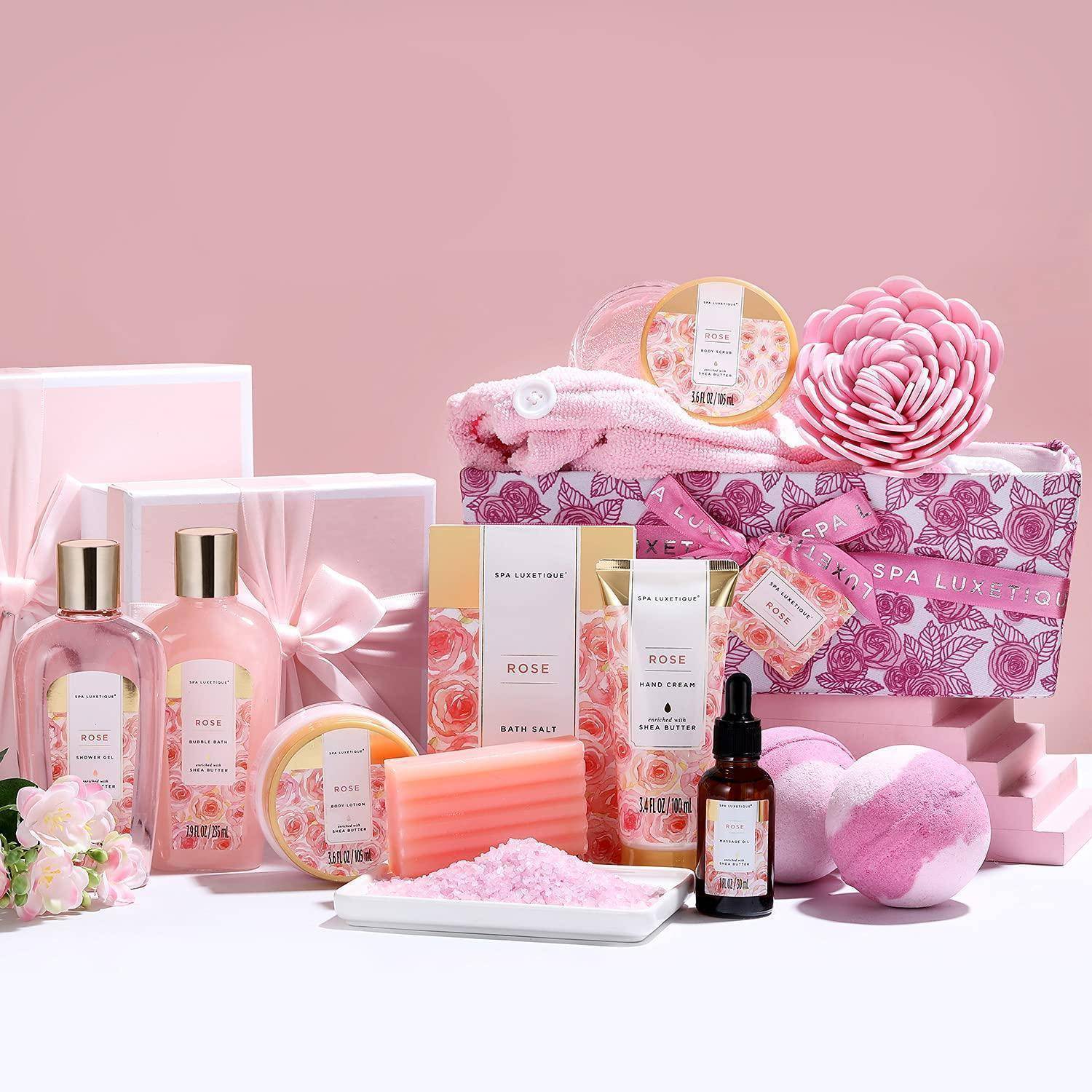 Eine Sammlung von rosa Spa-Produkten, darunter Lotionen, Badesalze und Öle, angeordnet mit Handtüchern und Blumen auf einem pastellrosa Hintergrund.