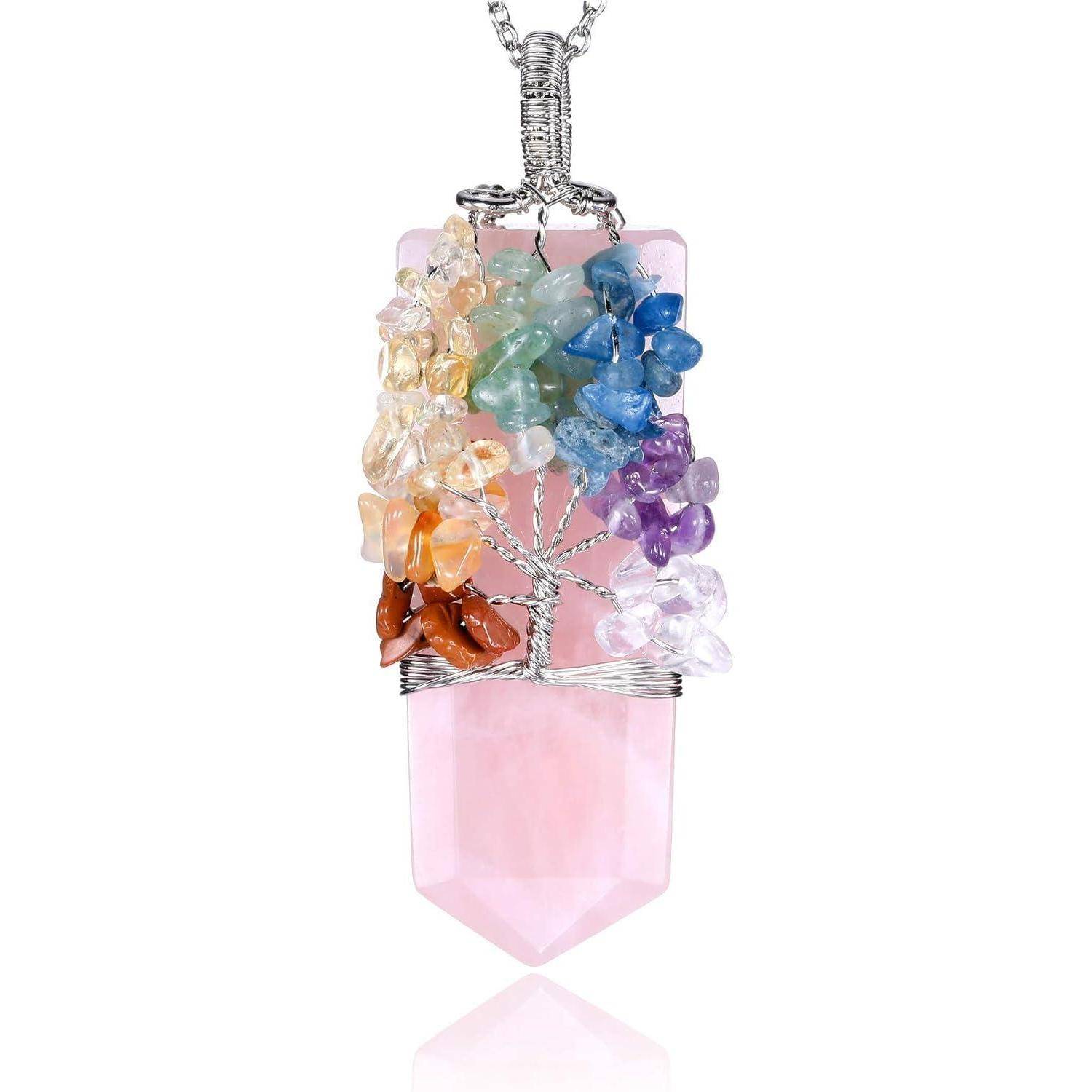 Ein Anhänger mit einem rosa Kristall, der ein mit Draht umwickeltes Baumdesign mit mehrfarbigen Edelsteinchips ziert, an einer Silberkette aufgehängt.