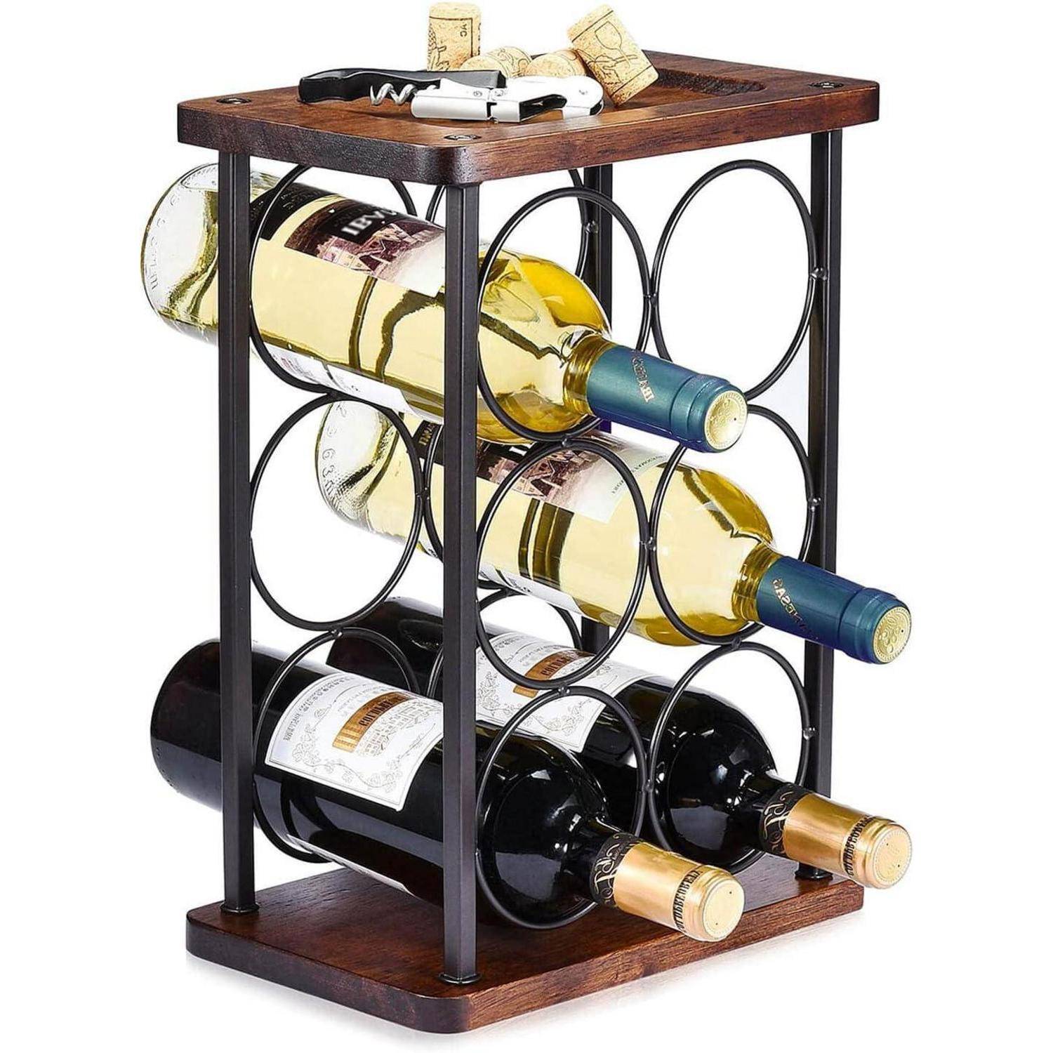 Ein kleines Weinregal hält drei Flaschen horizontal, hergestellt aus dunklem Holz und Metallringen. Korkenzieher und Korken liegen auf der Oberseite.