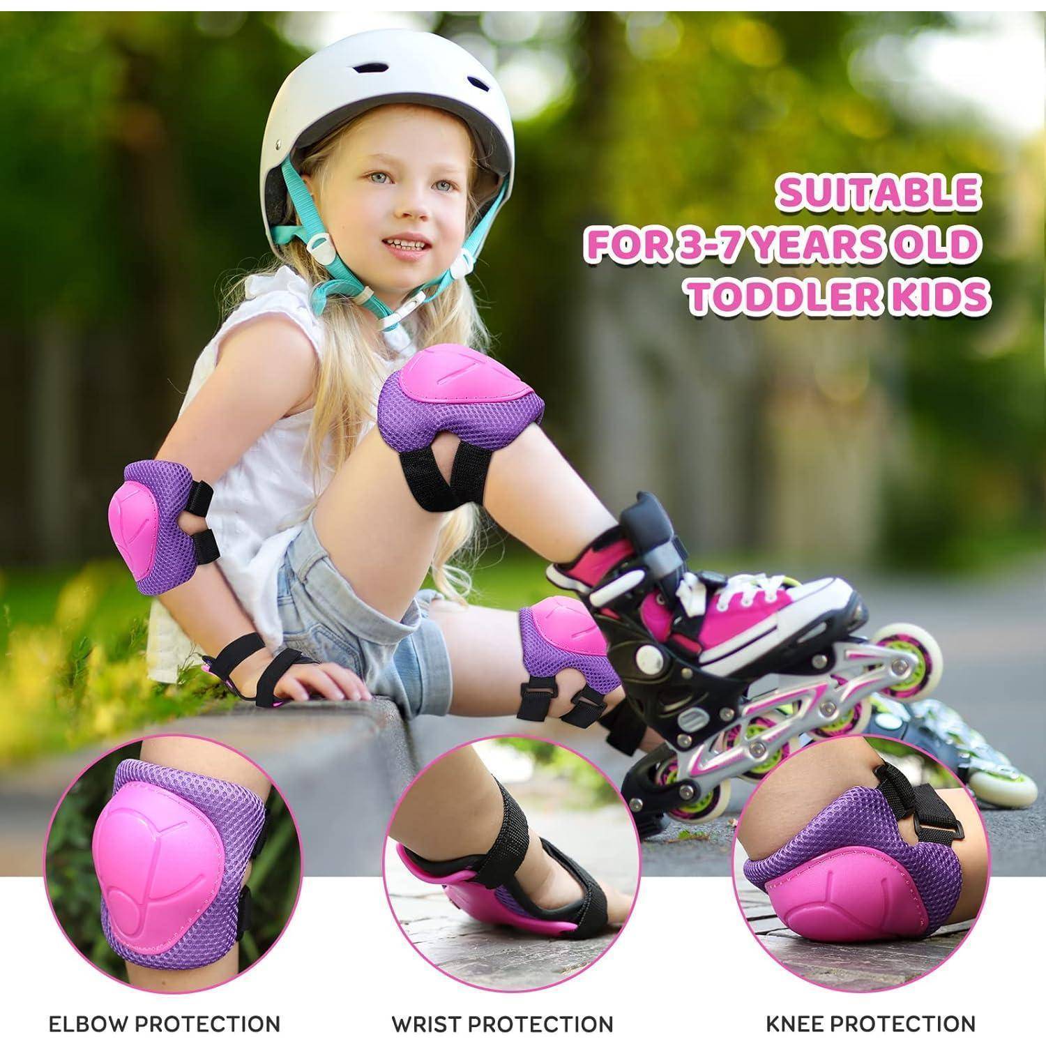 Ein junges Kind mit Schutzausrüstung und Helm, das auf einem Skateboard sitzt und rosa Ellbogen-, Handgelenk- und Knieschützer trägt. Text: Geeignet für Kleinkinder von 3-7 Jahren.
