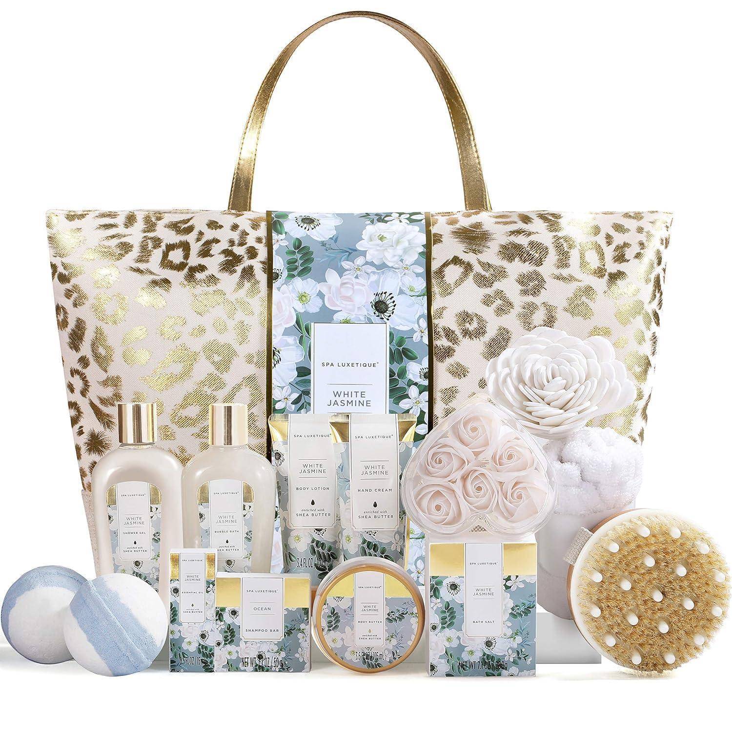 Ein Leopardenmuster-Geschenkset mit 'White Jasmine'-Produkten, darunter Lotionen, Badebomben und eine Bürste in floralem Verpackungsdesign.
