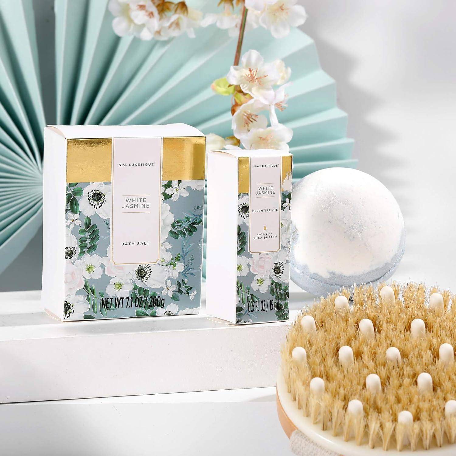Spa-Set mit weißem Jasmin-Badesalz, einem dekorativen Fächer, Kirschblüten, einer Badebombe und einer Holzbadebürste in einer ruhigen Umgebung.