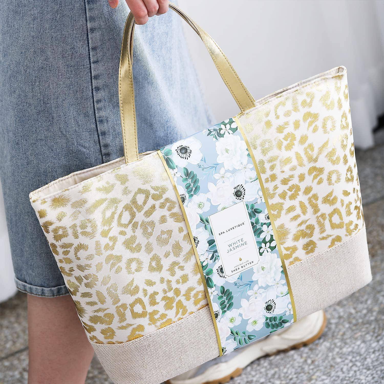 Eine Person trägt eine Tragetasche mit einem goldfarbenen Leopardenmuster, akzentuiert durch Henkel und einen dekorativen Anhänger mit Blumendesign.