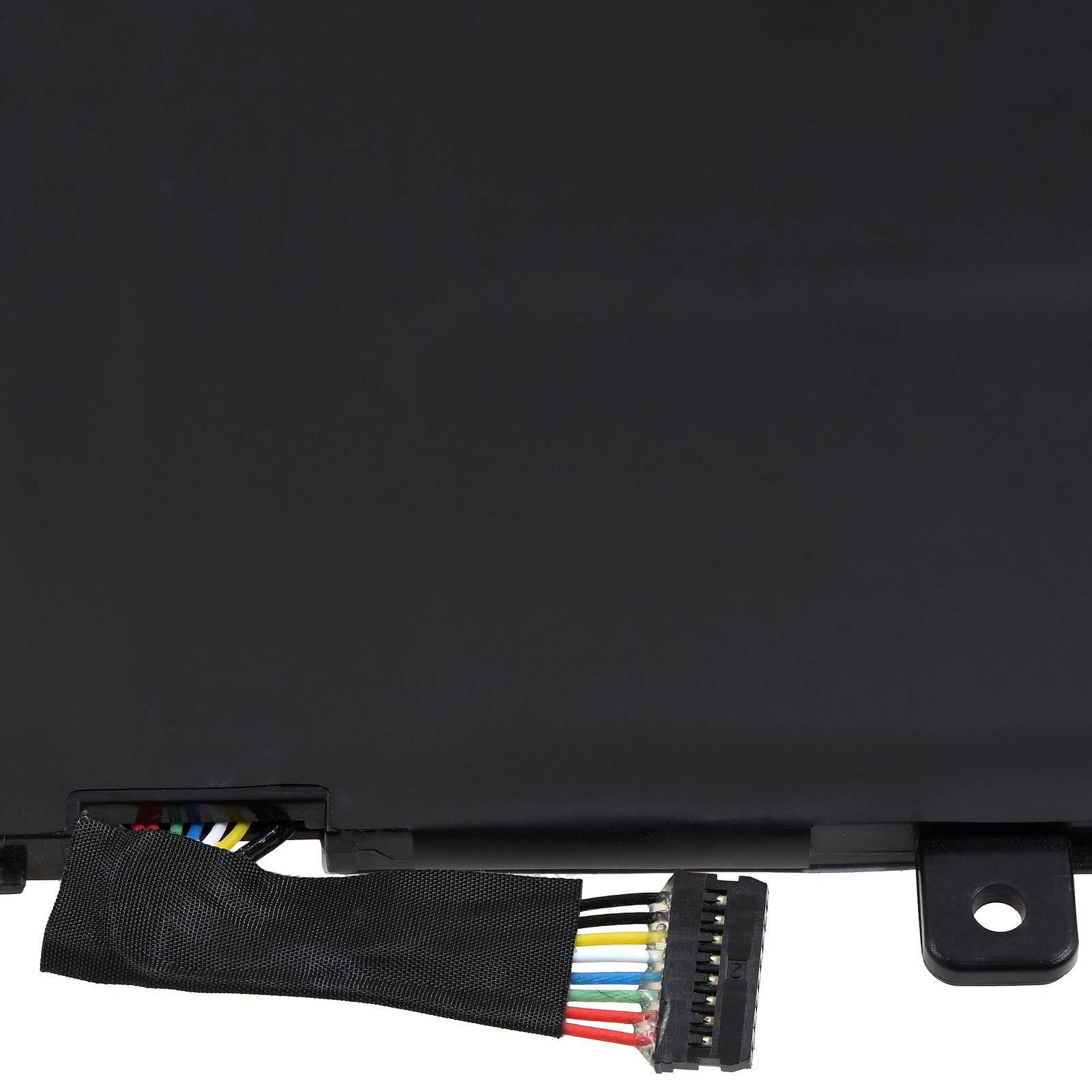 Ein schwarzes elektronisches Verbindungskabel mit mehrfarbigen Leitungen ragt aus einer schwarzen Plastikkomponente.