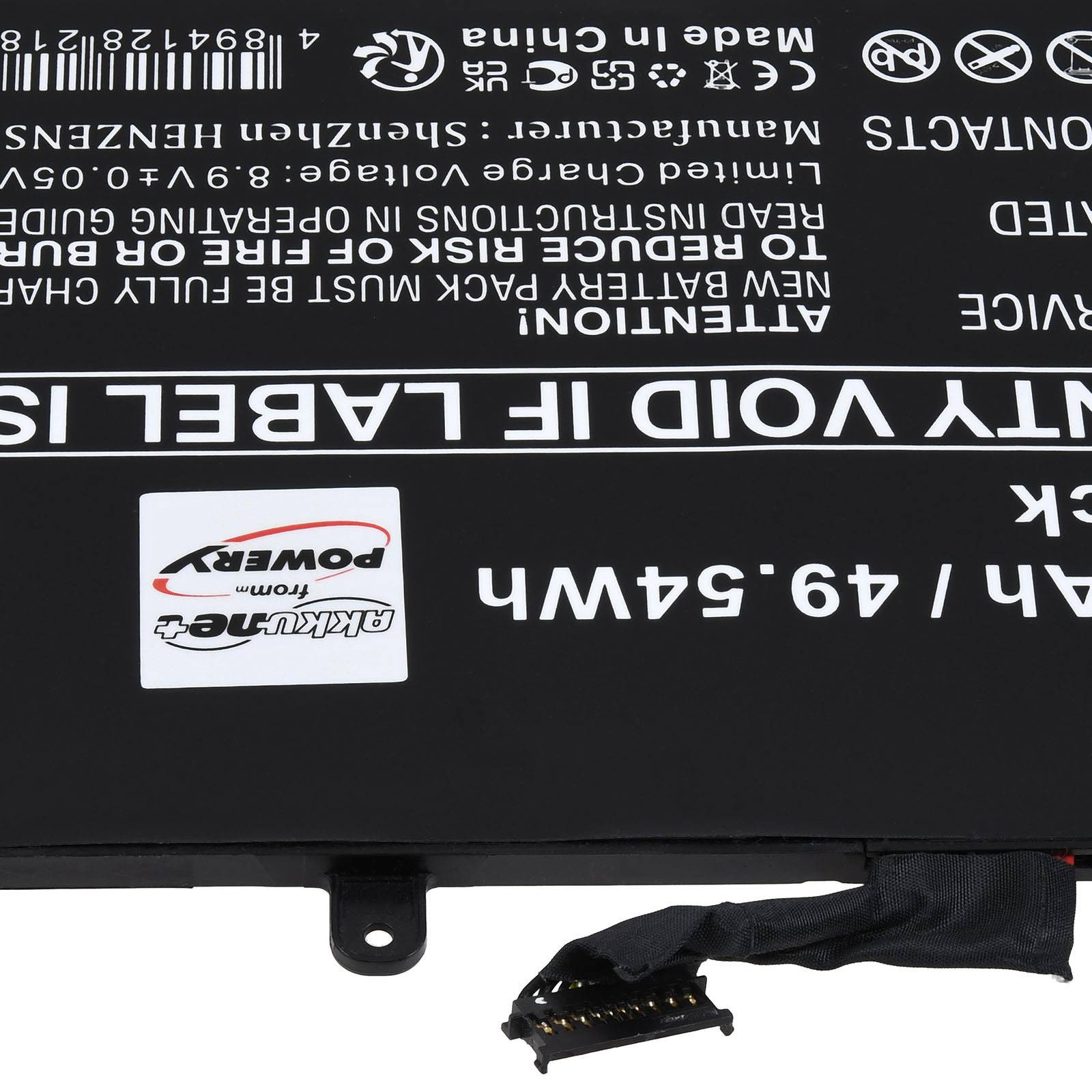 Eine schwarze Lithium-Ionen-Laptop-Batterie mit weißem Text, der Sicherheitssymbole, die Modellnummer 49Ki3 zeigt und in China hergestellt wurde. Herabhängende Kabel sind sichtbar.