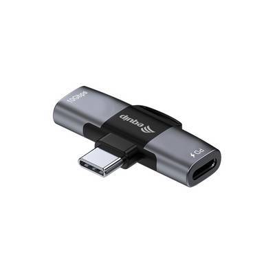 Ein kleiner USB-C-Adapter mit Anschlüssen, die mit ‚SC' und ‚SD' beschriftet sind, der zum Verbinden verschiedener Geräte verwendet wird. Das Gerät ist kompakt und grau.