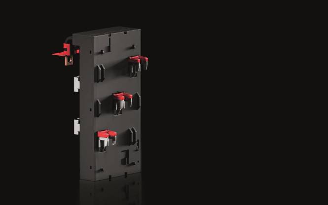 Eine schwarze mechanische Komponente mit roten und weißen Anschlüssen vor schwarzem Hintergrund, verwendet in elektronischen oder elektrischen Anwendungen.