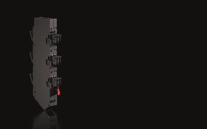 Ein schwarzes Rack-fähiges elektronisches Gerät mit mehreren Anschlüssen und Schaltern an einer Seite, vor einem dunklen Hintergrund positioniert.