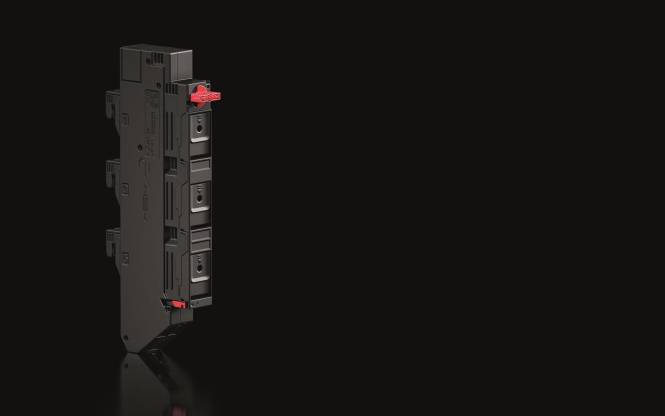 „Ein schwarzer und roter elektrischer Sicherungsautomat mit Schaltern, von einem Winkel aus auf einem dunklen Hintergrund betrachtet.