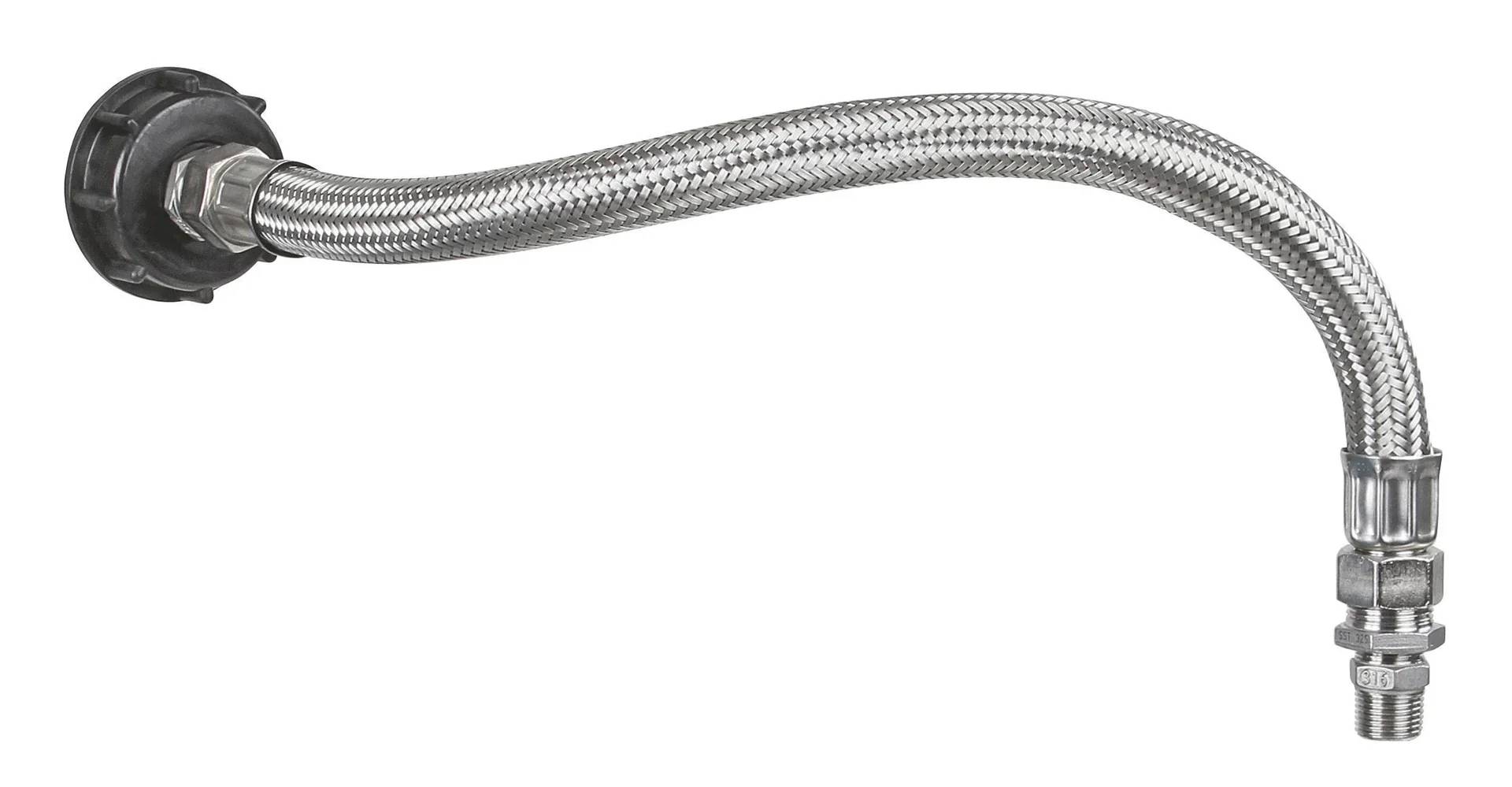 Ein Nahaufnahmebild eines flexiblen, metallischen geflochtenen Schlauchs, das seine Textur und Struktur zeigt, wahrscheinlich für Sanitär- oder industrielle Zwecke verwendet.