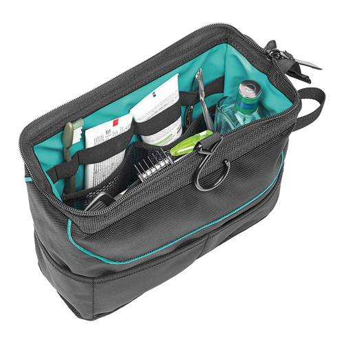 Eine offene schwarze Kulturtasche mit türkisfarbenem Innenfutter, die Gegenstände wie eine Zahnbürste, einen Rasierer und kleine Flaschen enthält und zur Reiseorganisation verwendet wird.