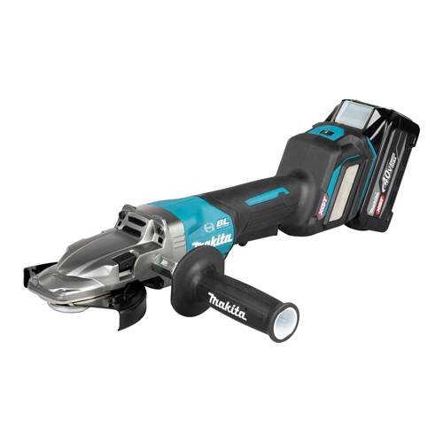 Kabelloses schwarzes und blaues Elektrowerkzeug mit Griff, verwendet zum Schneiden, Schleifen und Polieren. Markenname 'Makita' auf dem Griff sichtbar.