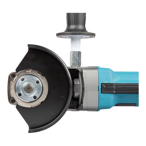 Nahaufnahme eines blauen Winkelschleifers mit einem schwarzen Schutz und grauem Griff, horizontal vor einem weißen Hintergrund positioniert.