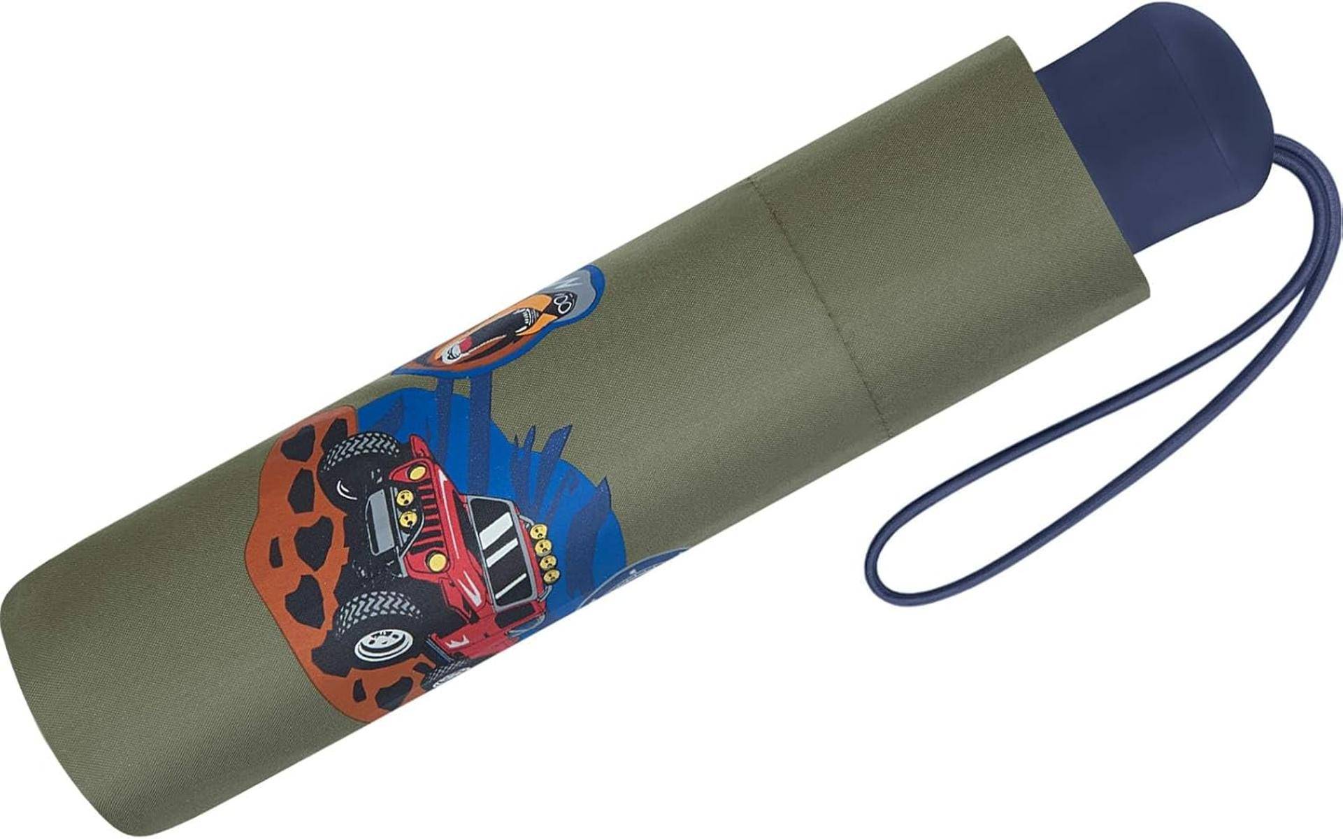 Eine grüne Regenschirm-Hülle mit Illustrationen von bunten Autos, die Rennen fahren, mit einer blauen Schlaufe als Griff.
