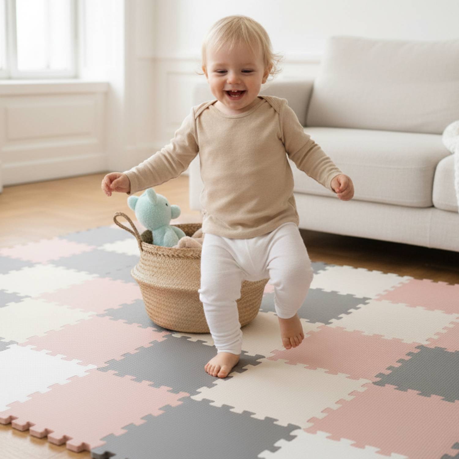 Ein Kleinkind mit einem beigen Shirt und weißen Hosen läuft fröhlich auf einer gemusterten Spielmatte. Ein Stofftier ruht in einem geflochtenen Korb in der Nähe.