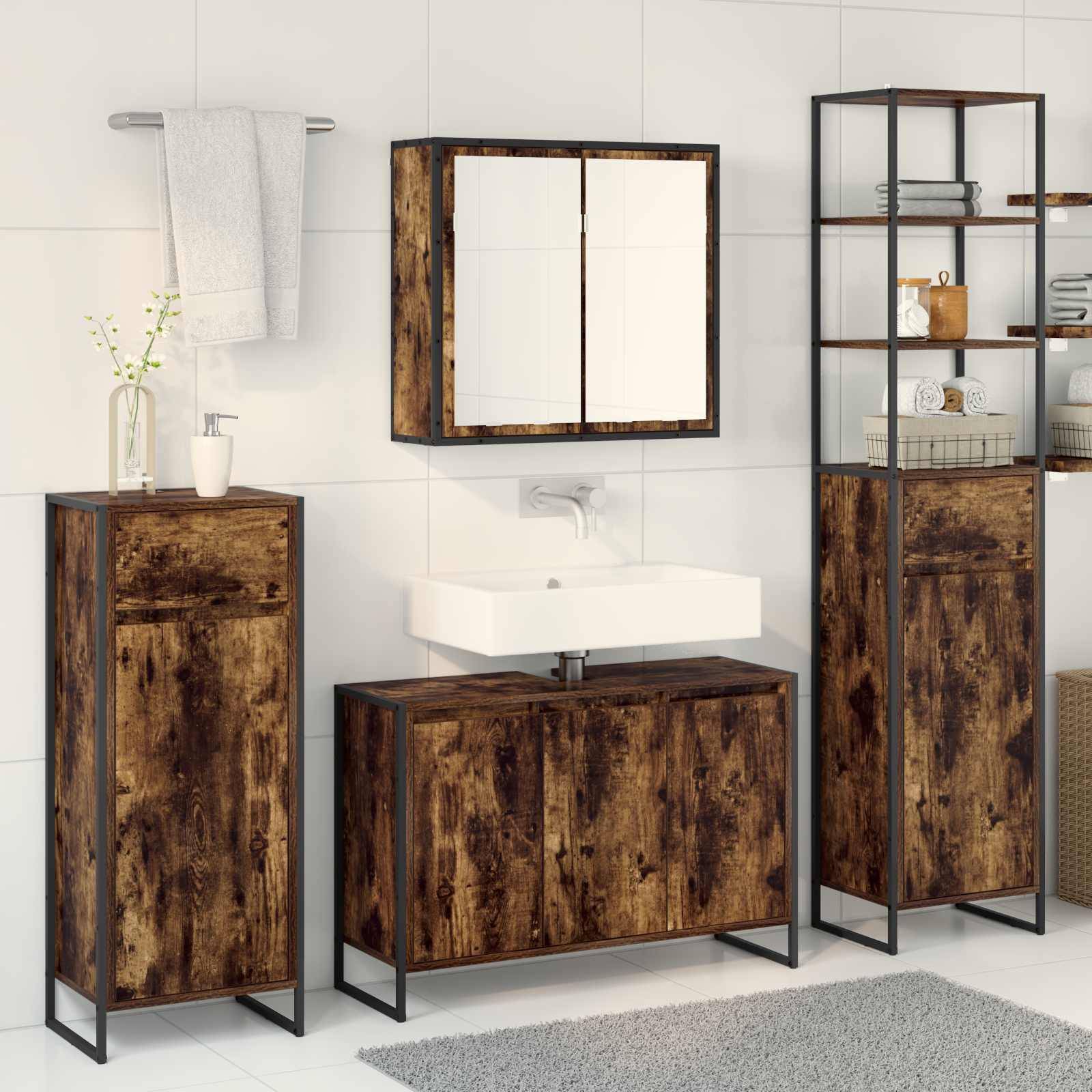 Modernes Badezimmer mit rustikalen Holzschränken, einem weißen rechteckigen Waschbecken, Spiegelschrank, Regalsystem, Handtuch und Teppich auf gefliester Bodenfläche.