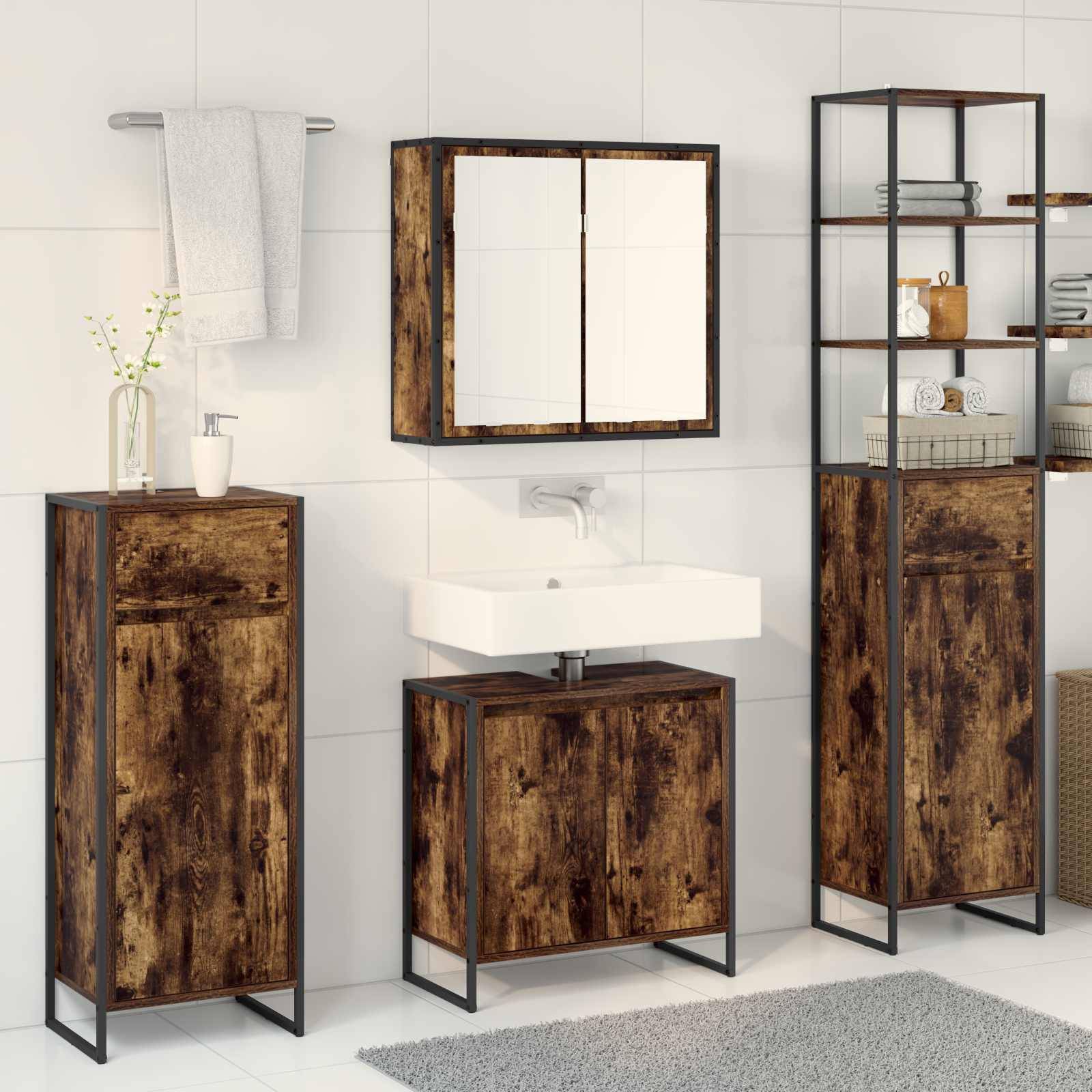 Badezimmer mit rustikaler Holzmöbel, einschließlich eines Spiegelschranks, Waschbecken mit Unterschrank, hohem Regalschrank und einem freistehenden Schrank.