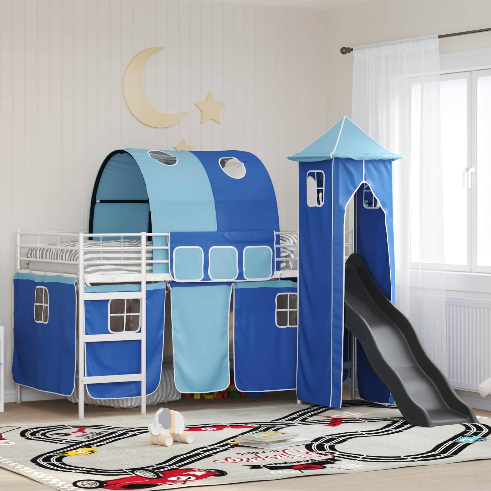 Kinderzimmer mit einem blauen, burgenthematischen Etagenbett. Enthält Rutsche, Zelttuch und Mond- und Sternendekoration. Verspielter Teppich auf dem Boden.