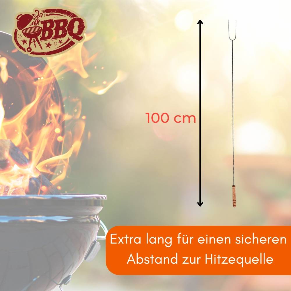 Eine Grillgabel, die 100 cm lang ist, gewährleistet einen sicheren Abstand von der Hitze. Das Grillemblem, mit sichtbaren Flammen, betont die Sicherheit beim Grillen.
