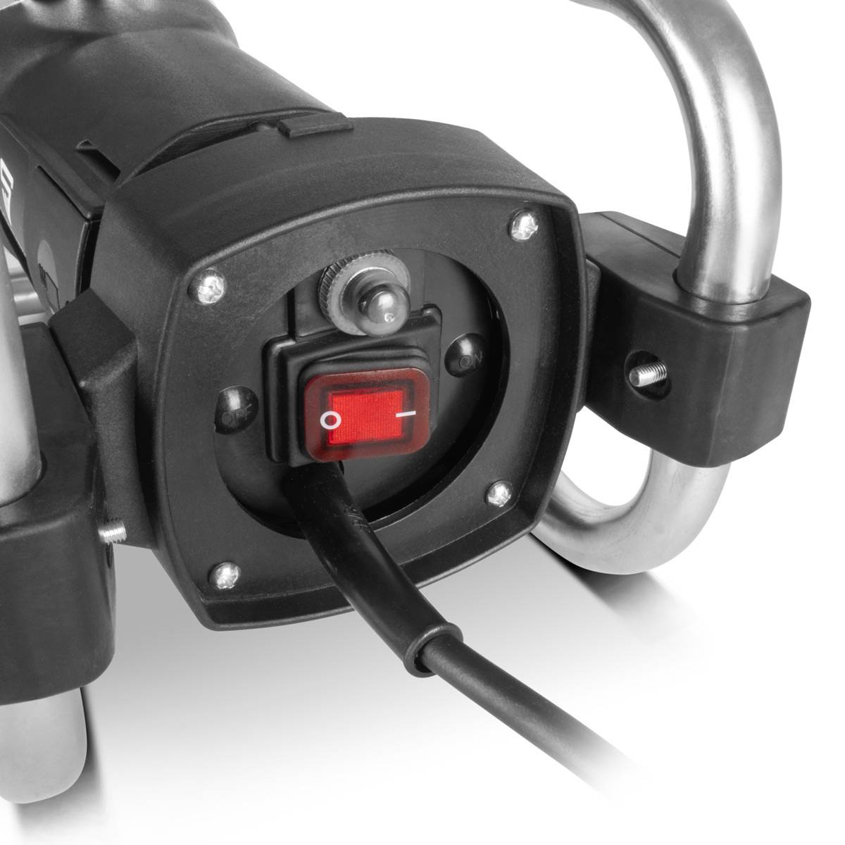 Eine Nahaufnahme des Einschalters eines Elektrobohrers, der einen roten Schalter in der 'Aus'-Position zeigt, umgeben von metallischen Griffen.